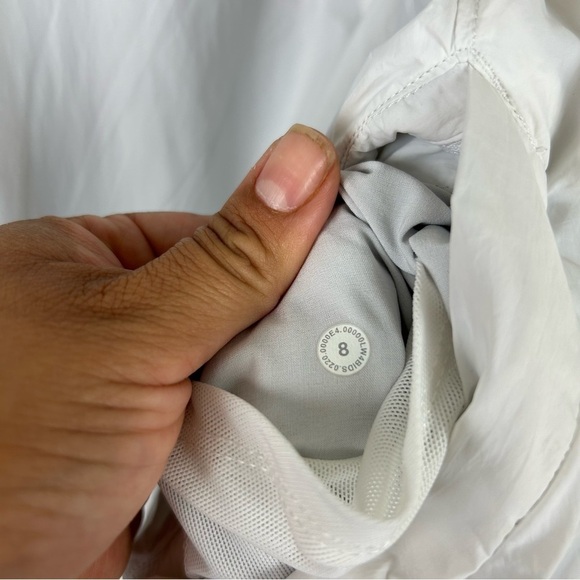 Lululemon Bombs Away Jacket in reversible white/city breeze white multi size: 8 - Picture 13 of 13